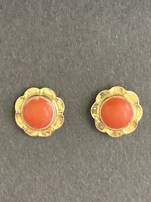 Acheter14 karaats geelgouden oorknoppen met bloedkoraal? Enchérissez de 60!