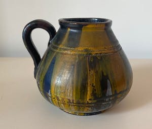 Niet of onleesbaar gesigneerd - Twee aardewerken oorvaasjes voorzien van test glazuur kopen? Bied vanaf 1!