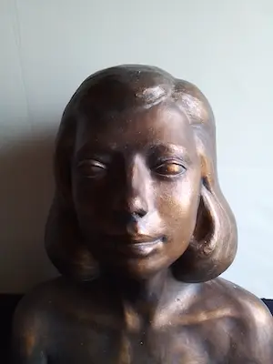 Niet of onleesbaar gesigneerd - Fraai brons gepatineerde buste van een jonge dame kopen? Bied vanaf 1!
