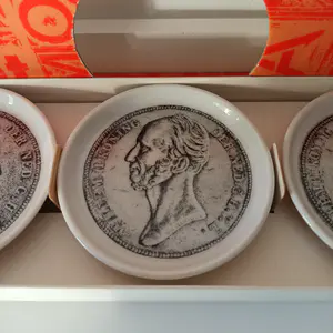 N.V. Porselein- en Tegelfabriek Mosa - Onderzetters, keramiek, van Willem 1, 2 en 3. Nieuwstaat kopen? Bied vanaf 1!