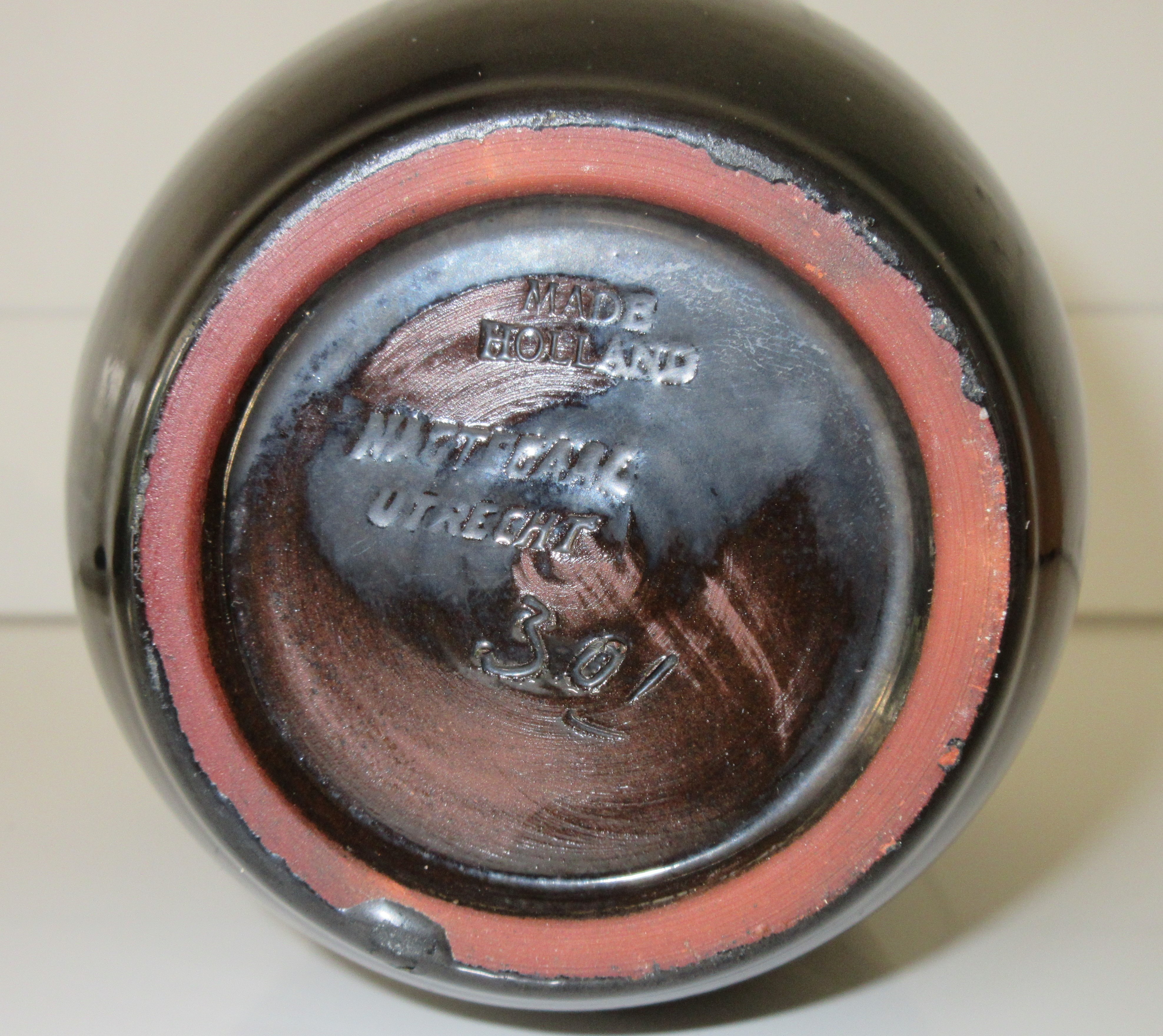 Niet of onleesbaar gesigneerd - Kunstaardewerkfabriek Nagtegaal Utrecht - Antraciet driehoekig vaasje kopen? Bied vanaf 1!