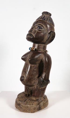 Yoruba - Ibedji - Vrouwenbeeld met ijzeren armbanden, kralenketting en blauw haar kopen? Bied vanaf 1!