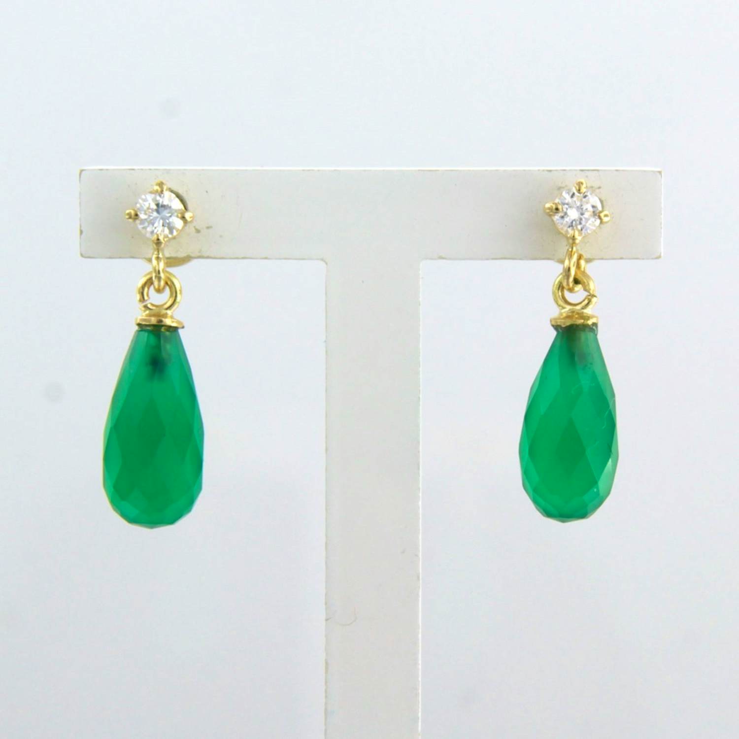 18k gouden oorhangers met groene chalcedoon en briljant geslepen diamant kopen? Bied vanaf 500!