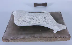 Kathja Smits - Porselein, papier en wax, Liggend schaapje kopen? Bied vanaf 125!