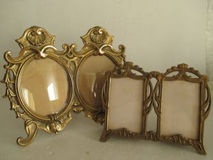 Curiosa - Twee bronzen/koperen dubbele fotolijsten onder glas kopen? Bied vanaf 50!