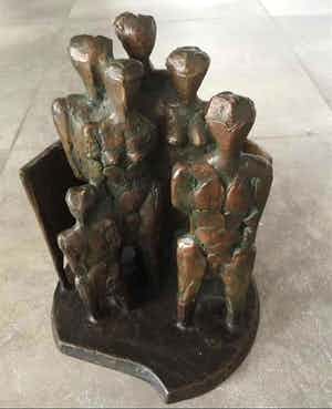 Brons (Onbekend) - Man vrouwen en kind in omheining verkocht voor € 109!