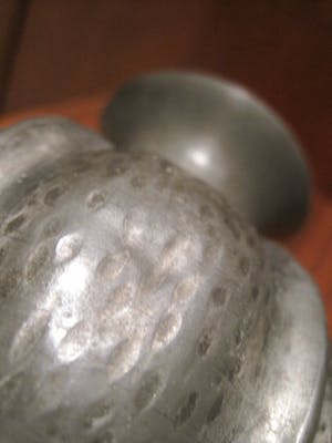 Alice en Eugene Louis Chanal - Organisch gevormd tinnen vaasje kopen? Bied vanaf 25!