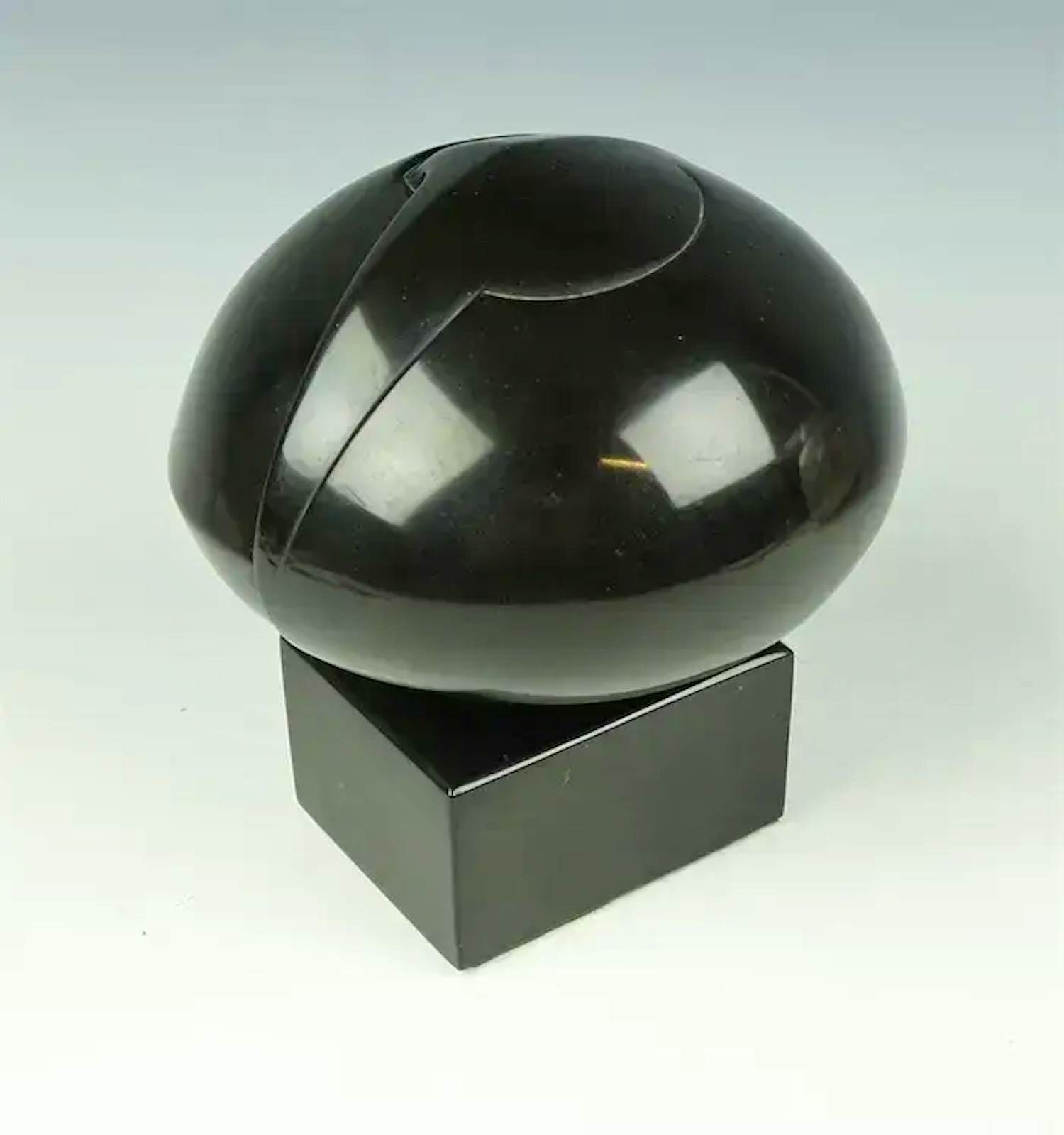 Karin van Ommeren - Stenen beeld: "Slapende vogel" kopen? Bied vanaf 695!