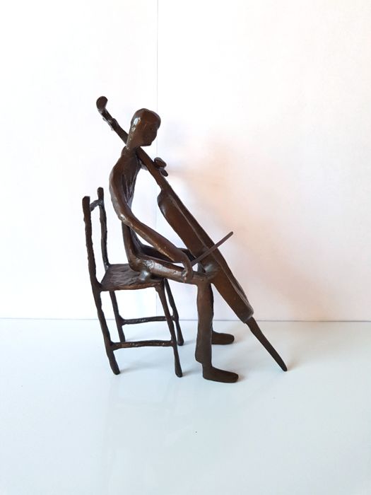 Niet of onleesbaar gesigneerd - Gepatineerd bronzen beeld van een cellist kopen? Bied vanaf 1!