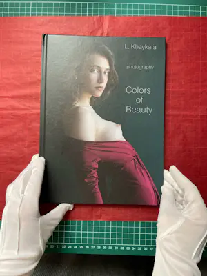 Lidiia Khaikara - Magenta 30x45 + fotoboek Kleuren van Schoonheid kopen? Bied vanaf 230!
