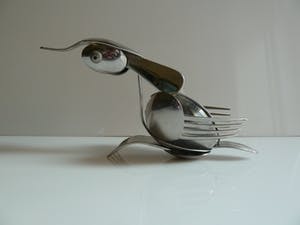 Niet of onleesbaar gesigneerd - Vogelsculpture gemaakt van bestek kopen? Bied vanaf 1!
