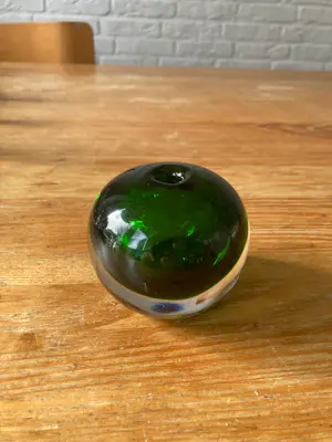 Vicke Lindstrand - Glazen bolvaasje groen in transparant glas kopen? Bied vanaf 35!
