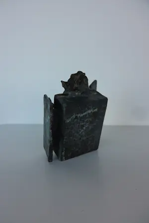 Mieke Oldenburg - Brons, Kastje met beweegbare deuren met vrouwfiguur kopen? Bied vanaf 200!