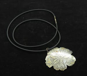 Yoka Voorbach - Collier met zilveren hanger met kleurenets, Magic eglantine kopen? Bied vanaf 1!