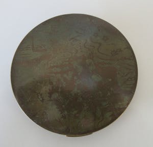 Niet of onleesbaar gesigneerd - Art deco gedecoreerde messing poederdoos van Stratton Engeland kopen? Bied vanaf 10!