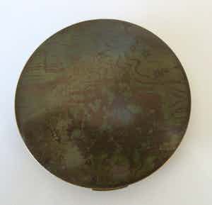 Niet of onleesbaar gesigneerd - Art deco gedecoreerde messing poederdoos van Stratton Engeland verkocht voor € 10!