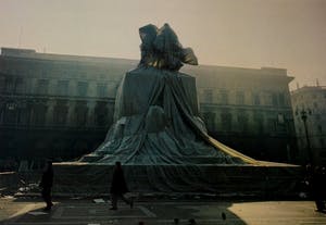 Christo - Christo en Harry Shunk - fotolitho:Wrapped monument to Vittorio Emmanuele, Milan kopen? Bied vanaf 275!