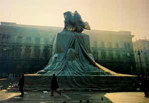 Christo - Christo en Harry Shunk - fotolitho:Wrapped monument to Vittorio Emmanuele, Milan verkocht voor € 275!