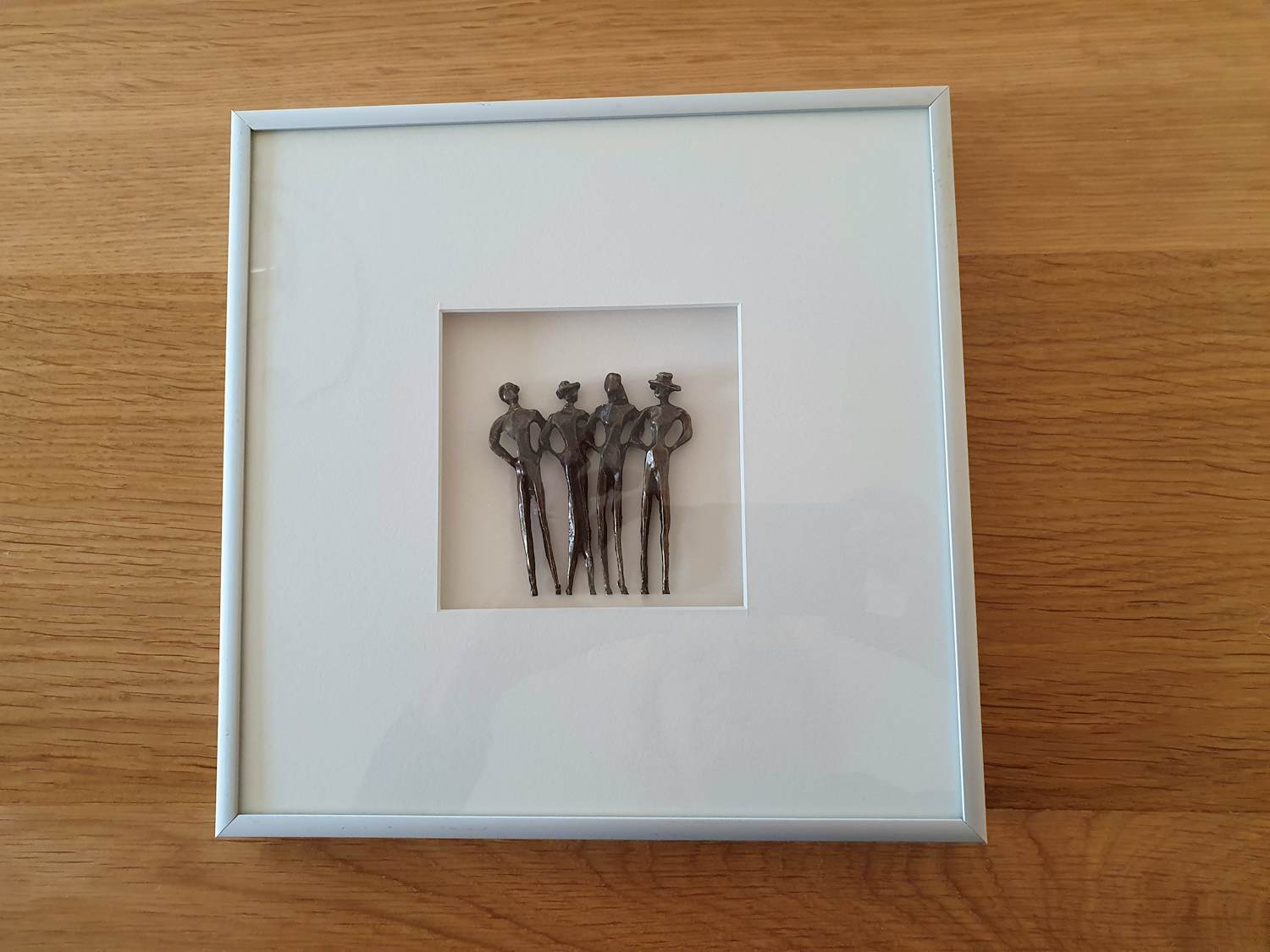 Corry Ammerlaan - Vier gearmde figuren -brons in lijst- kopen? Bied vanaf 25!