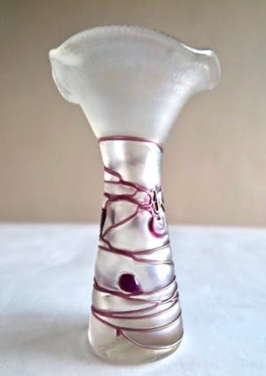 Glashutte Poschinger - Design Vaas - Handgemaakt - Waaiervormige rand - Iriserend glas met purple spots kopen? Bied vanaf 1!