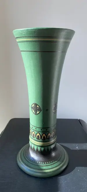 Plateel- en Tegelbakkerij De Distel - 2 Art Deco vazen mat met geometrisch decor ontwerp Bert Nienhuis kopen? Bied vanaf 220!