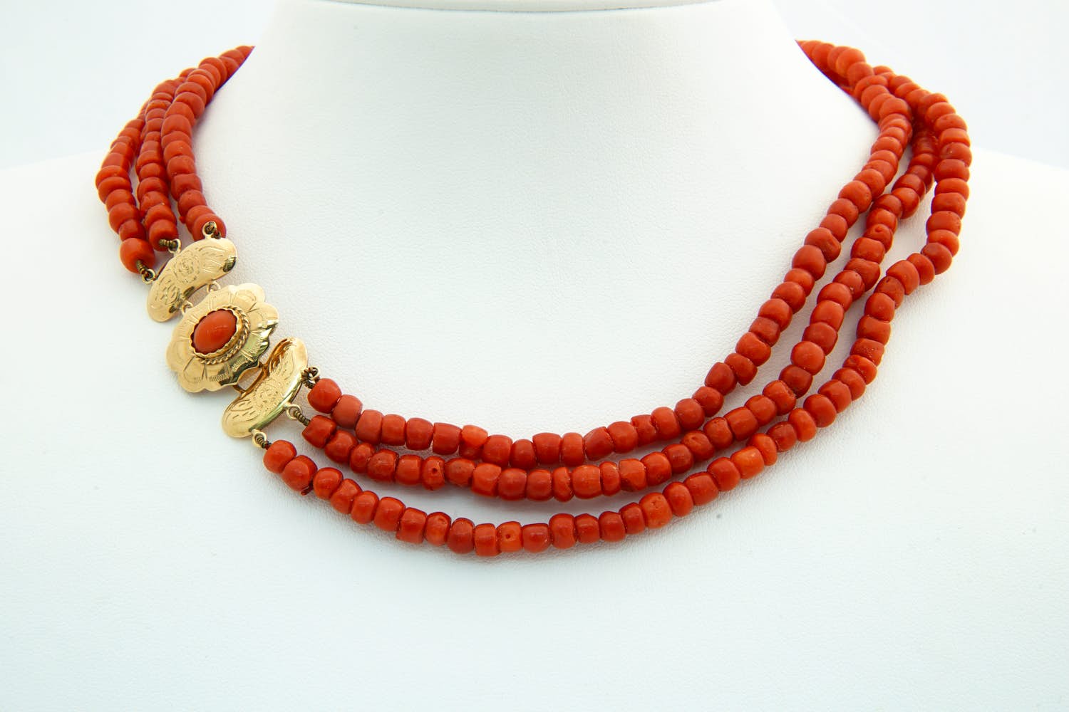 79 - Antiek Hollands bloedkoraal 3 rijen collier - fraaie 14krt gouden sluiting kopen? Bied vanaf 250!