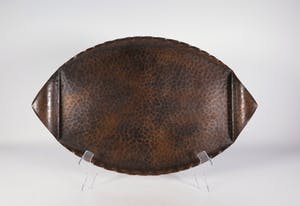 Nieuwe Kunst - Koper, Gehamerd dienblad (met servethouder in de vorm van een vis) kopen? Bied vanaf 20!