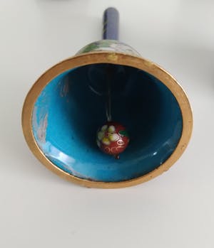 Niet of onleesbaar gesigneerd - verfijnde cloisonné eieren op standaard en een bel kopen? Bied vanaf 1!