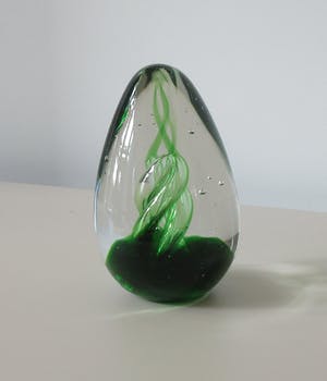 Siem van der Marel - Presse papier met groene slingers en luchtbellen kopen? Bied vanaf 37!