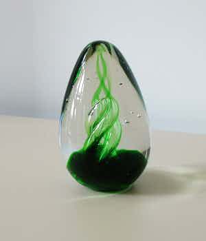 Siem van der Marel - Presse papier met groene slingers en luchtbellen verkocht voor € 37!