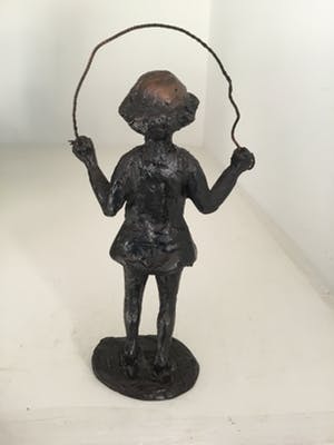 Astrid Veldhuyzen-Koppen - Sculptuur “ Meisje met springtouw “ kopen? Bied vanaf 30!