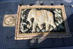 Niet of onleesbaar gesigneerd - Oude Birmese Wandtapijten (Kalagas) Olifanten verkocht voor € 1!