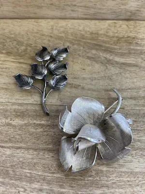 Een Lotje van twee zilveren broches. kaufen? Bieten Sie von 42!