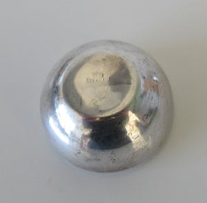 Curiosa - Zilveren vingerhoed houder in de vorm van een ei kopen? Bied vanaf 1!