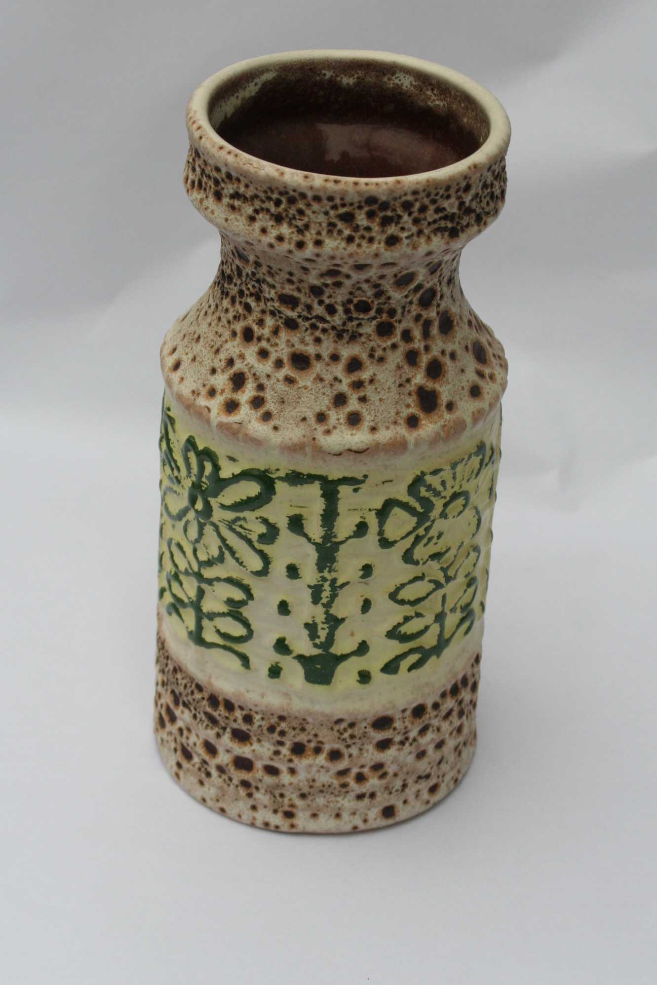 Niet of onleesbaar gesigneerd - Vaasje met reliëf - model 588/20 - onbekende keramist kopen? Bied vanaf 1!