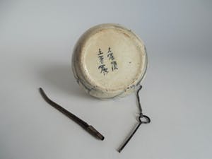 Niet of onleesbaar gesigneerd - Chinees porselein potje met decoratie en karakters kopen? Bied vanaf 10!