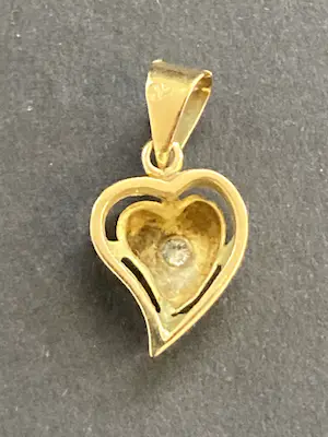 18 karaats geelgouden hanger, hart bezet met een diamantje kopen? Bied vanaf 130!