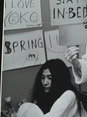 Nico Koster - Foto, John Lennon & Yoko Ono - Hilton Hotel tijdens de 'Bed-in for Peace' in '69 kopen? Bied vanaf 175!