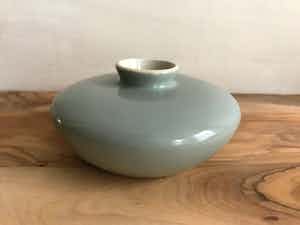 Han Knaap - Handgedraaid, lichtgrijs/blauw vaasje, St. Maarten Porcelein verkocht voor € 13!