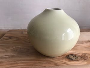 Han Knaap - Handgedraaid klein geel vaasje St. Maarten Porcelein kopen? Bied vanaf 12!