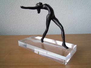 Corry Ammerlaan - Beeld naakte vrouw op plexiglas voet met schaduw gegraveerd kopen? Bied vanaf 45!