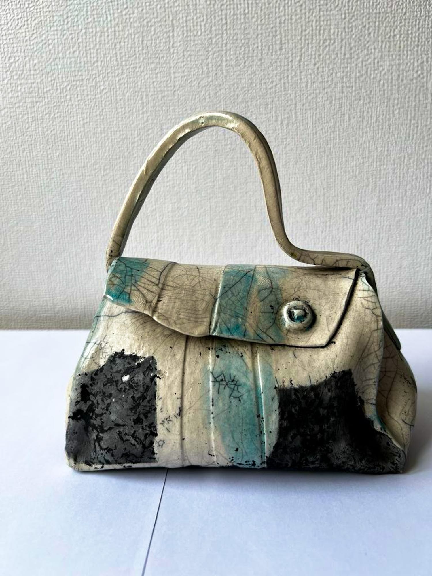 Thea de Badts - Handtasje van keramiek verkocht voor € 50!