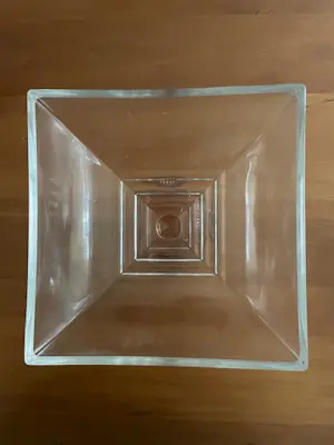 Borek Sipek - Handgemaakte stolp van Boheems kristal met witte porseleinen presenteerschaal kopen? Bied vanaf 135!