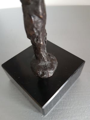 Klaas van den Berg - 1941 - 2018 Brons beeld " De Ondersteunende man " kopen? Bied vanaf 135!