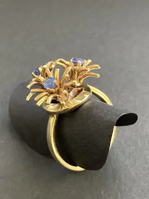 18 karaats geelgouden ring met drie blauwe edelsteentjes kopen? Bied vanaf 435!