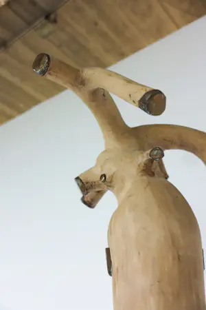 Frans Kokshoorn - Grote houten sculptuur van hout met metalen elementen kopen? Bied vanaf 250!