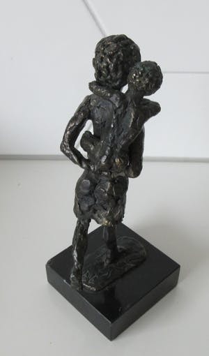 Astrid Veldhuyzen-Koppen - Bronzen Beeld Rennende moeder met kind op haar rug kopen? Bied vanaf 48!