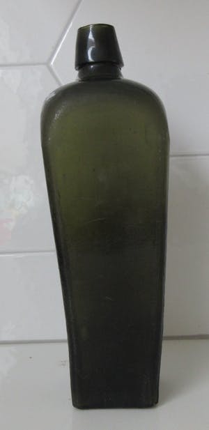 Niet of onleesbaar gesigneerd - Antieke 19e eeuwse groen glazen fles (vierkante voet) kopen? Bied vanaf 1!