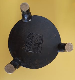 Niet of onleesbaar gesigneerd - Oosterse steenbal met bronsen voet kopen? Bied vanaf 1!