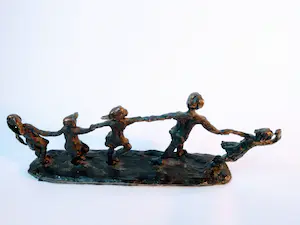 Astrid Veldhuyzen-Koppen - Skulptur von fünf fröhlich tanzenden Kindern, signiert AV im Sockel. kopen? Bied vanaf 25!